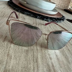 Diff sunglasses only worn 2 times excellent shape doesn’t fit my face